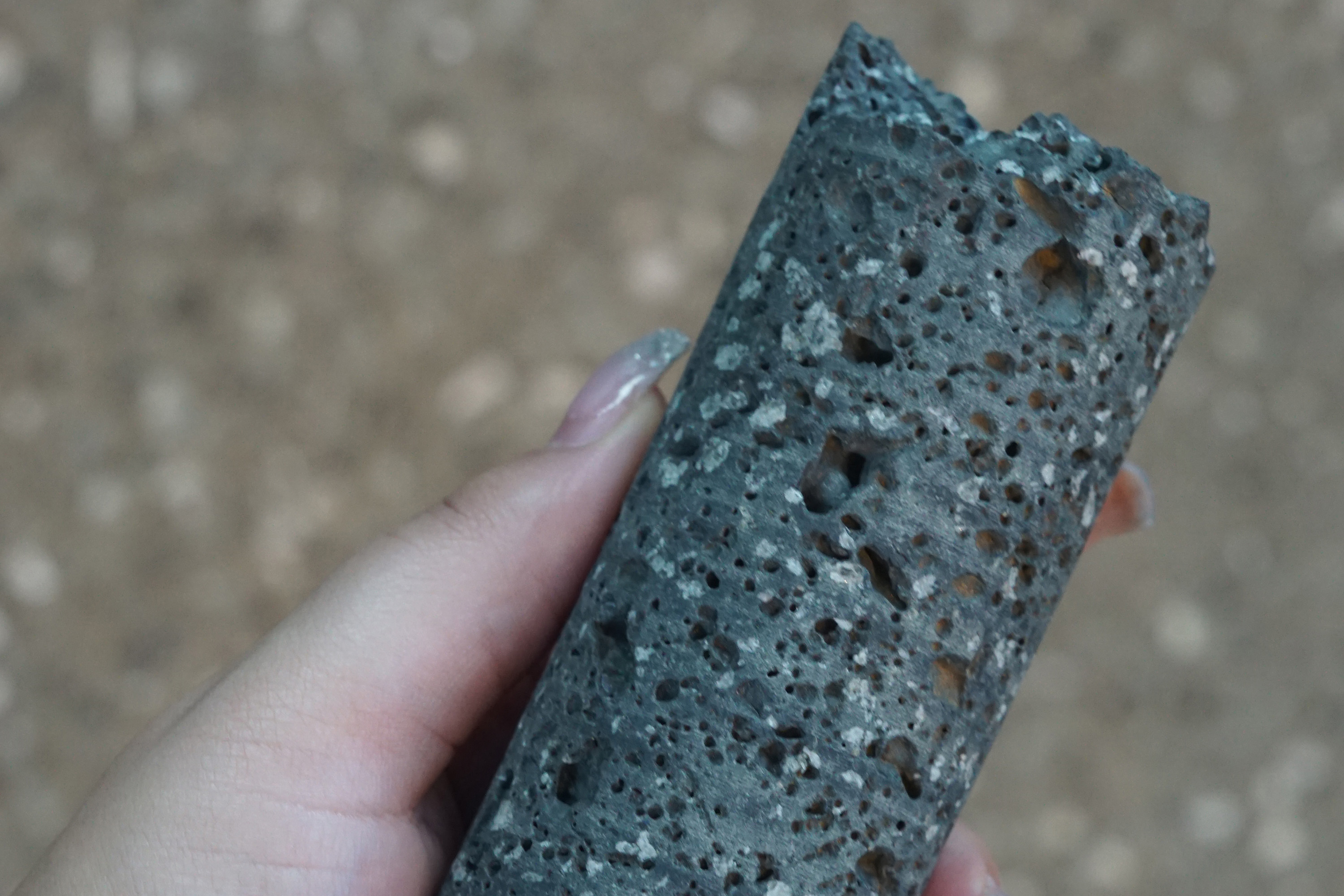 Det isländska företaget Carbfix har utvecklat en teknik för att binda koldioxid i basaltberggrunden. Med borrprov har man visat att det mesta är mineraliserat redan efter två månader.
