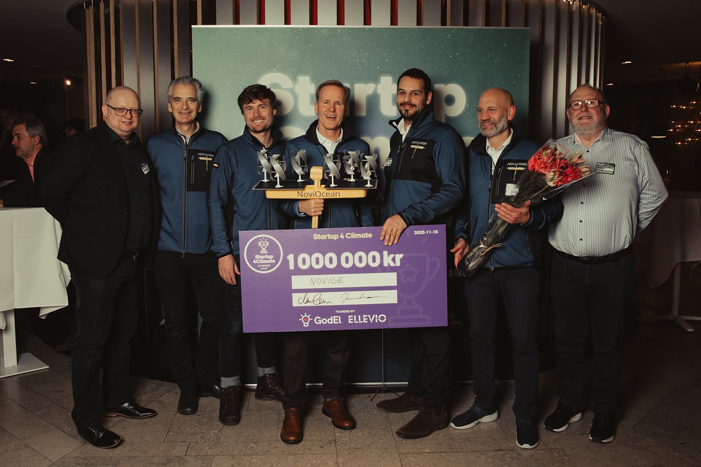 Hela företaget med segerchecken efter prisutdelningen av Startup4Climate. Foto: Kajsa Göransson.