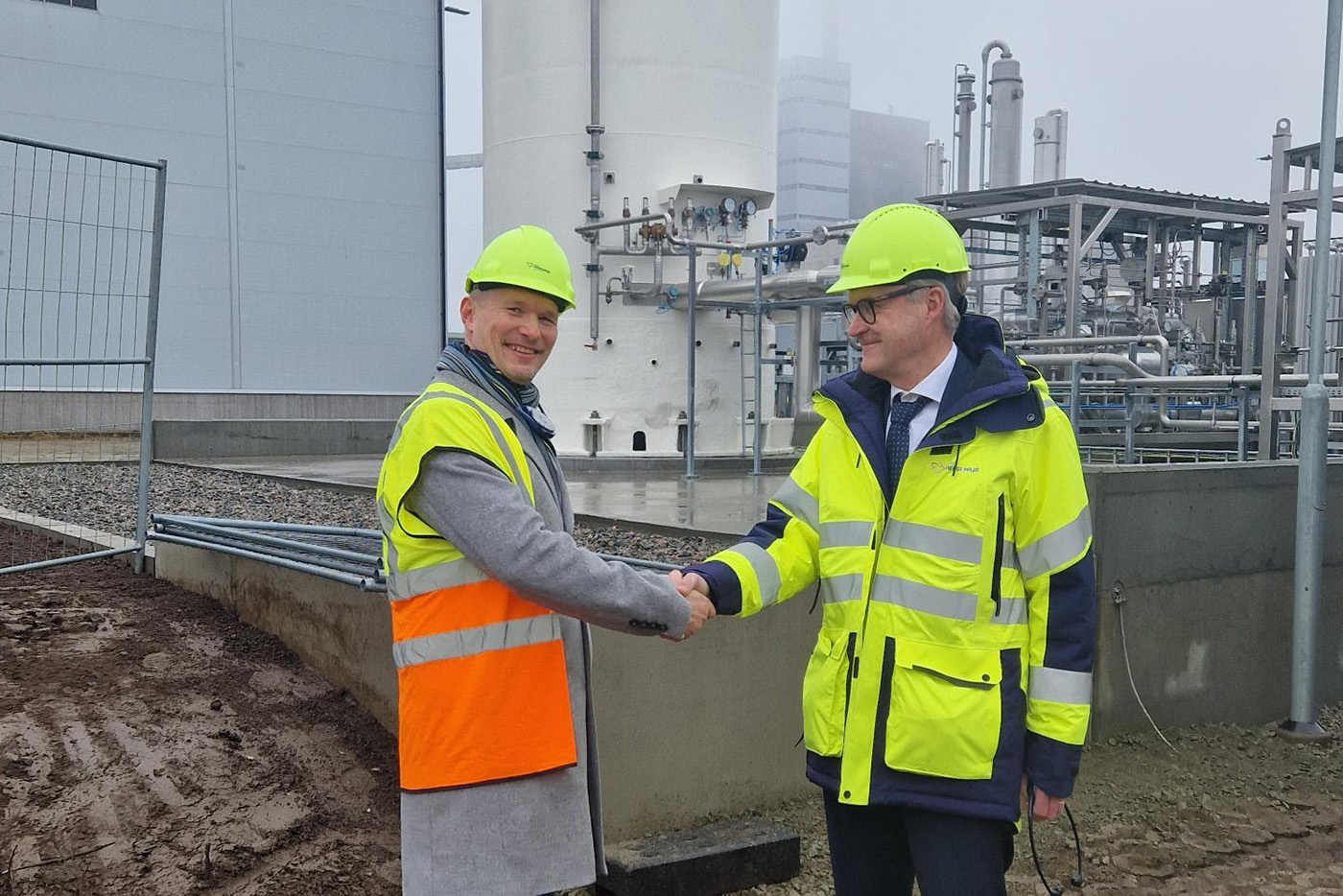 Matti Oksanen, ansvarig för biogasaffären på St1, och Magnus Kårestedt, VD Borås Energi och Miljö, inviger den nya biogasanläggningen. Foto; Borås Energi och Miljö.