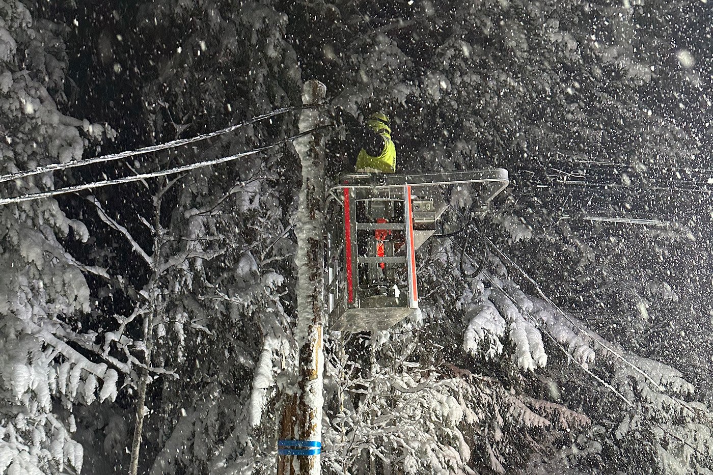 Reparationsarbete i Faluskogarna. Foto: Falu Energi & Vatten