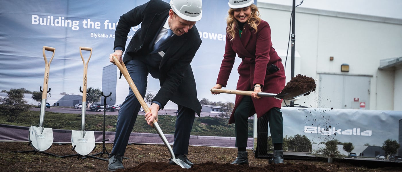 Blykallas vd Jacob Stedman och energi- och n&auml;ringsminister Ebba Busch tog de f&ouml;rsta spadtagen till den nya testreaktorn i Oskarshamn. Foto: Marcus Beckford/Blykalla.