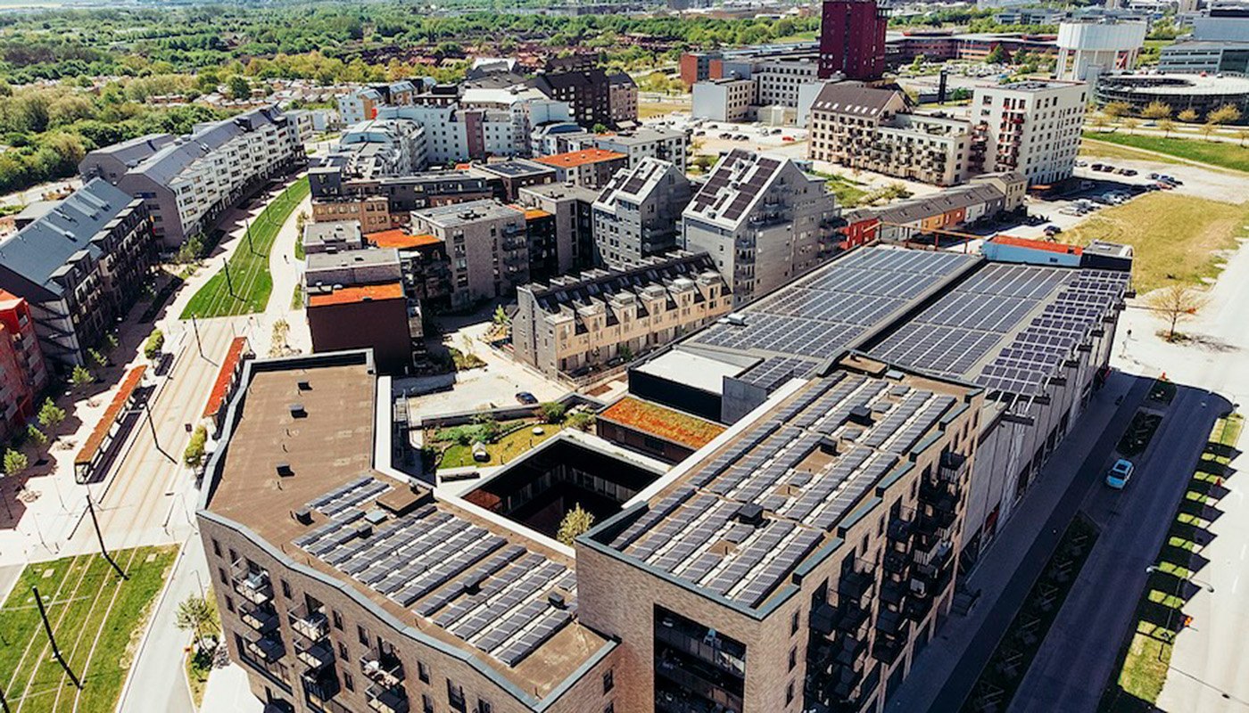 Energigemenskapen i Brunnshög i förgrunden av bilden. Foto: André de Loisted.