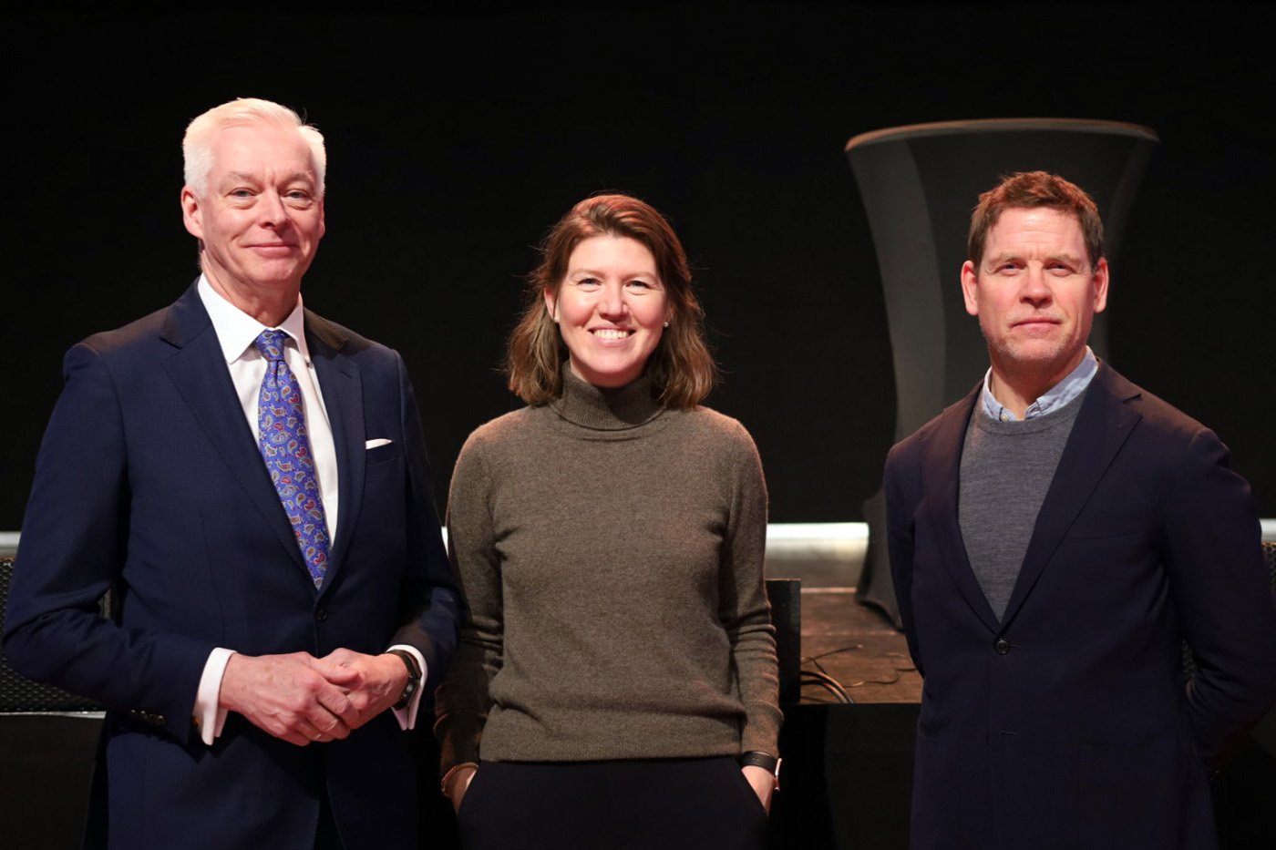 Joakim Paasikivi, s&auml;kerhetspolitisk analytiker, Elina Jonsson, folkr&auml;ttsjurist och diplomat, samt P&auml;r Lager,  p&aring; F&ouml;rsvarsh&ouml;gskolan.