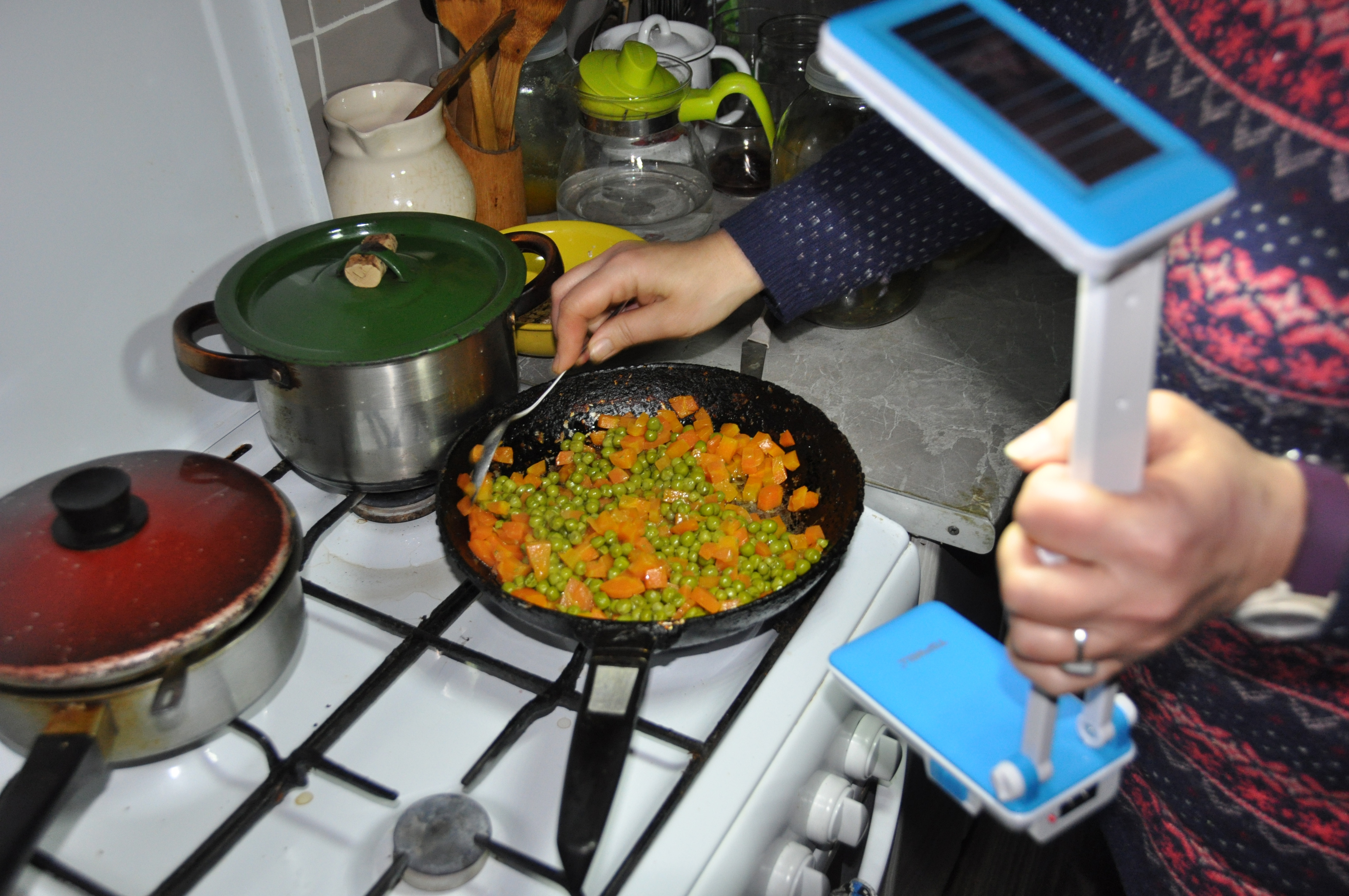 Att laga mat idag i Ukraina kan kräva en batterilampa.