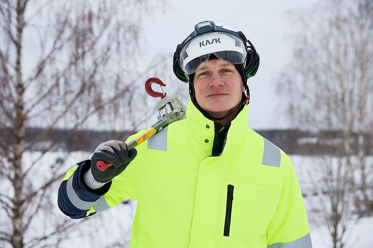 Jag har inte jobbat med högspänning förut, säger Magnus Mövik, en av de inkallade, som är säljare till vardags.
