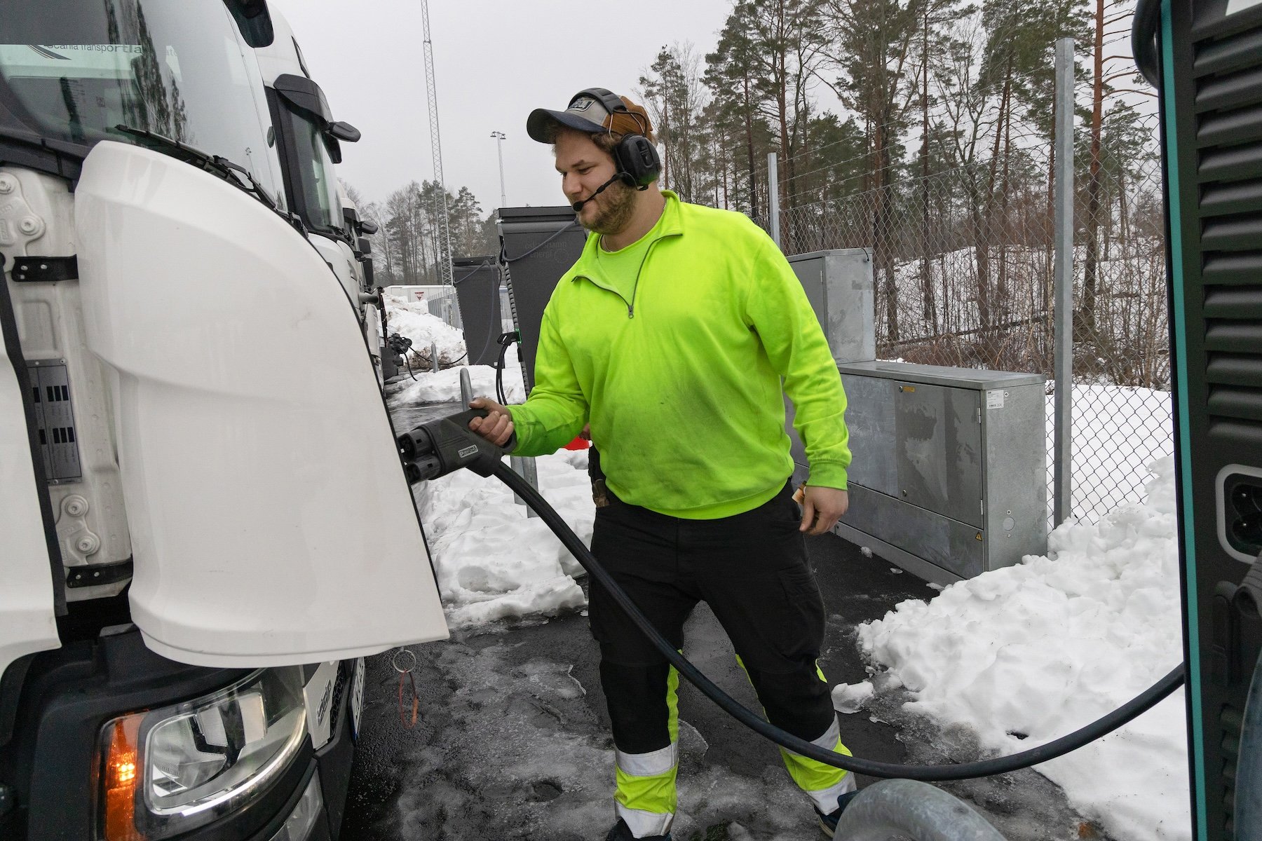 N&auml;r lastbilschauff&ouml;r Isac Jonssons lunchrast &auml;r &ouml;ver &auml;r lastbilens batteri p&aring; 320 kWh f&auml;rdigladdat.