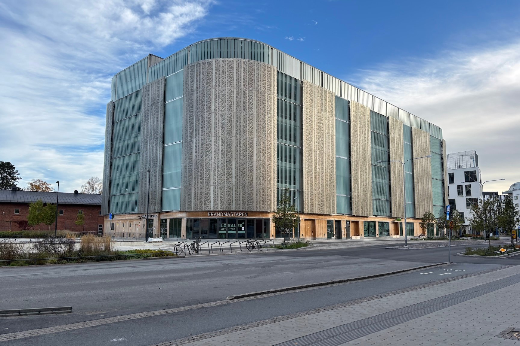 I mobilitetshuset Brandm&auml;staren i Uppsala kapar man effekttoppar med hj&auml;lp av batterilagret.