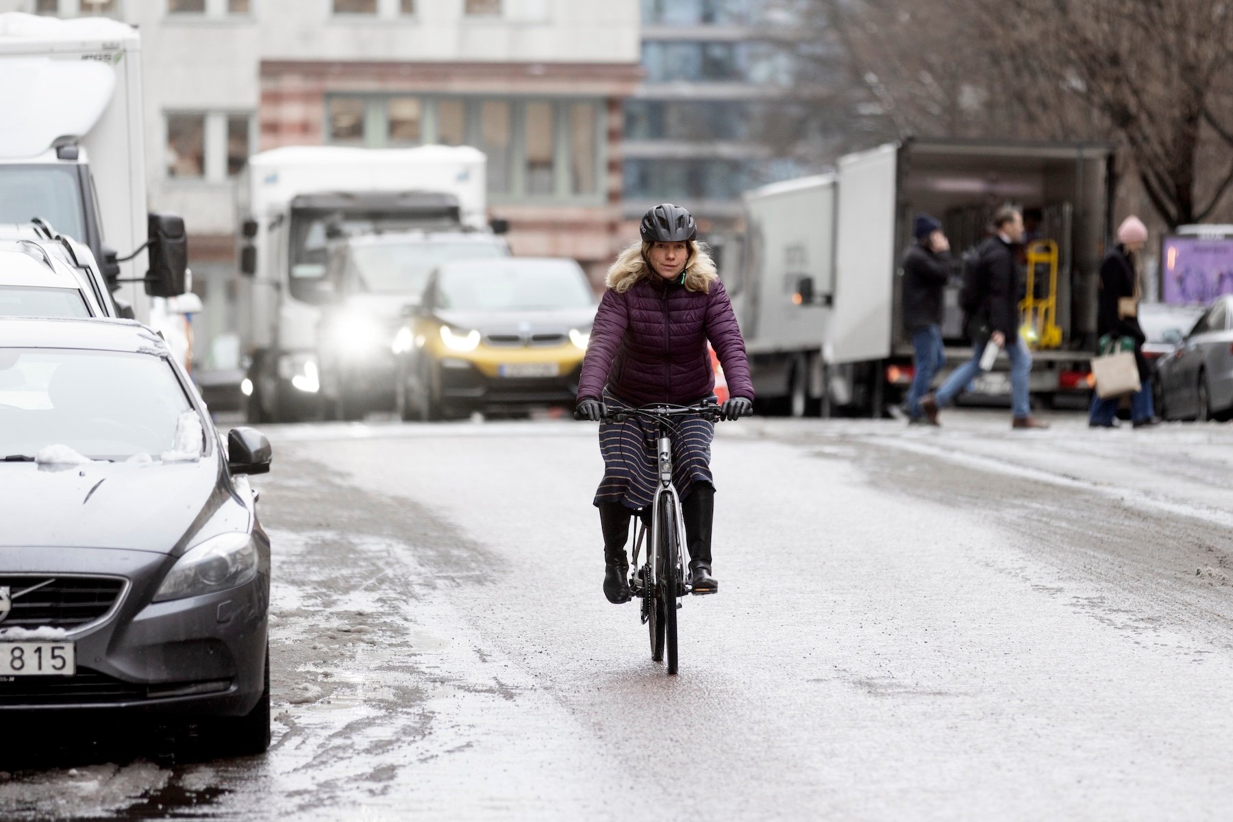 Åsa Pettersson tycker om att cykla till jobbet i ur och skur.