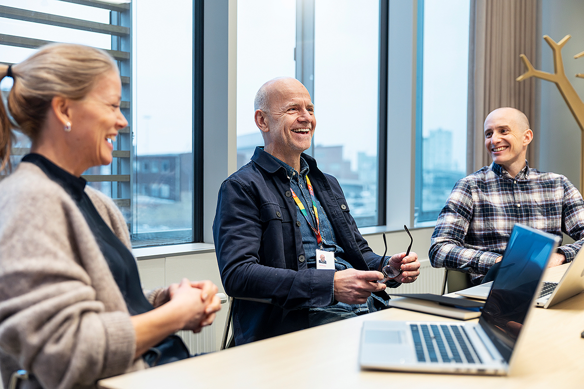 Johan Wenhov, produkt&auml;gare f&ouml;r Eons digitala smarta tj&auml;nster, i samtal med kollegor p&aring; huvudkontoret i Malm&ouml;.