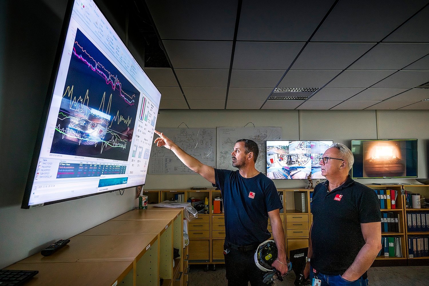 Driftchefen Robin Flink och produktionschefen G&ouml;ran Hermansson diskuterar energiproduktionen p&aring; kraftv&auml;rmeverket.