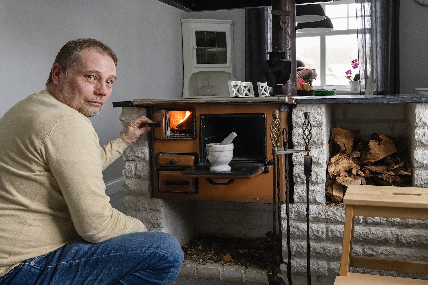 Vedspisen i k&ouml;ket ger gammaldags, behaglig v&auml;rme.