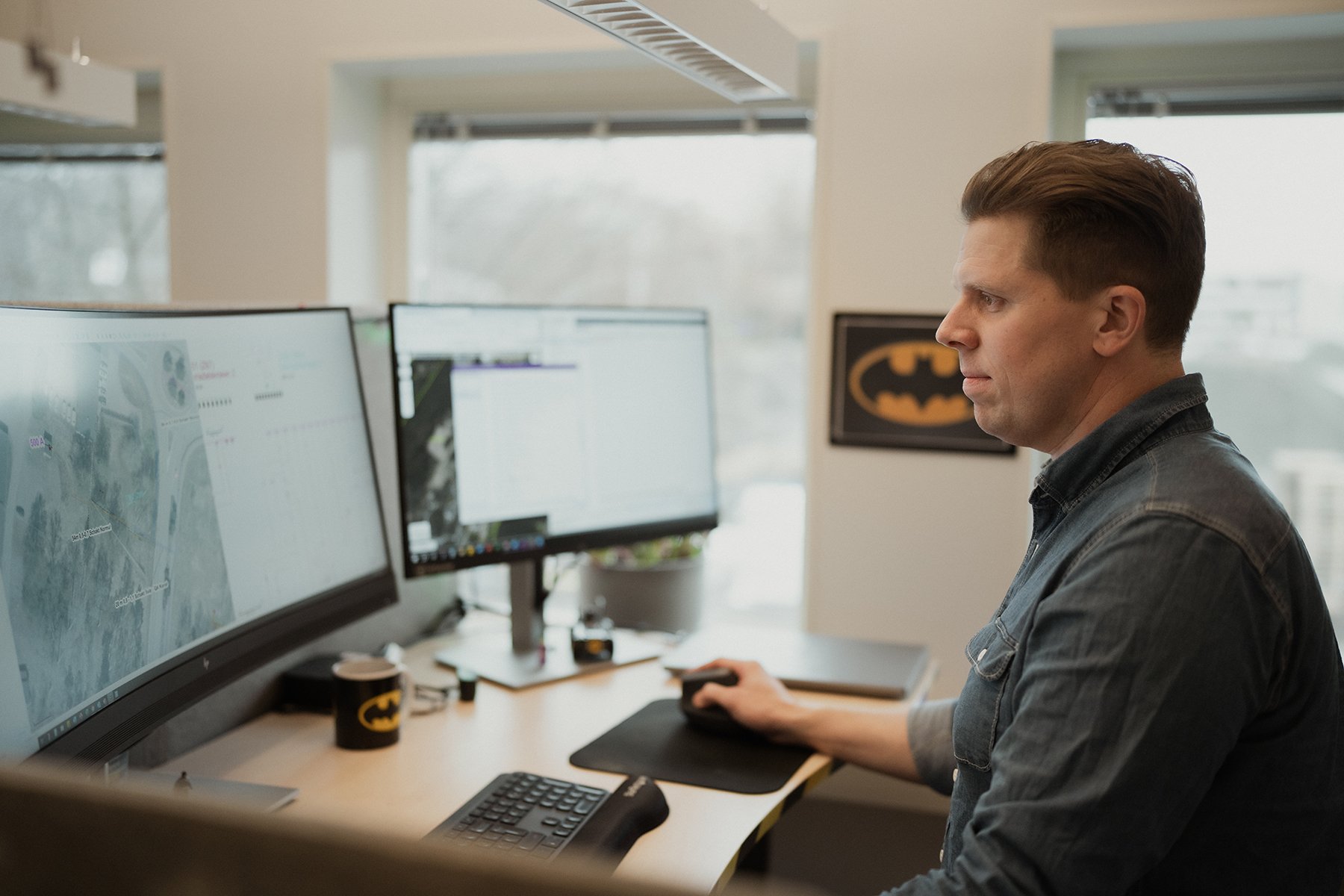 Erik Björfelt checkar in på kontoret i Karlstad och börjar med att  analysera platsen för ett av sina projekt.