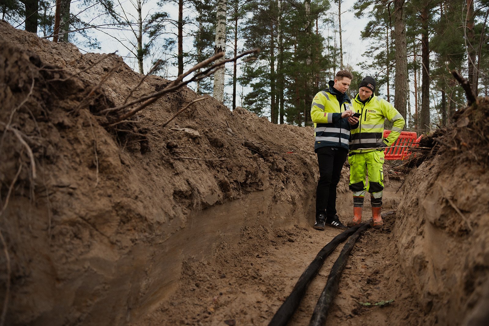 Tillsammans med en av anläggningsteknikerna går Erik Björfelt igenom underlagen.