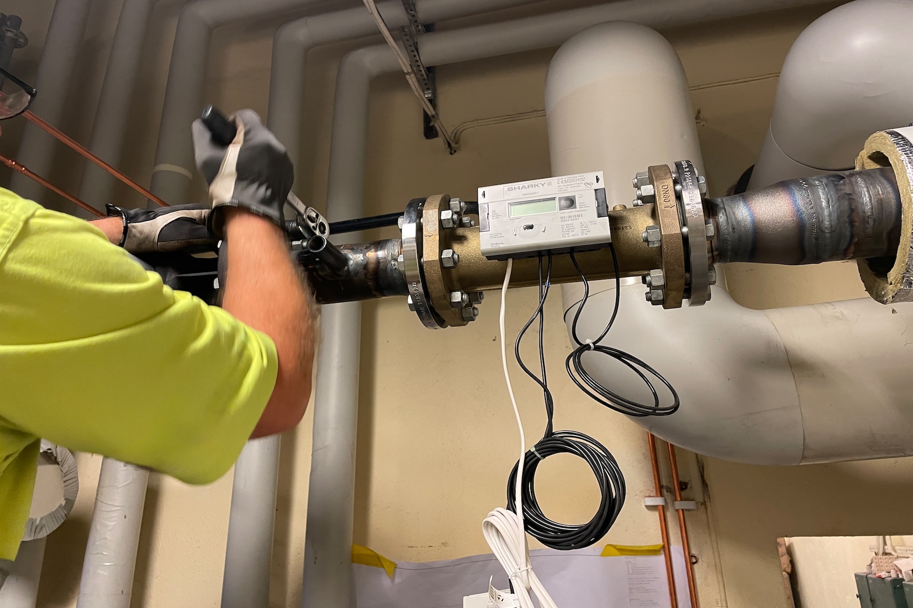 Installation av ny mätare för returvärmen.