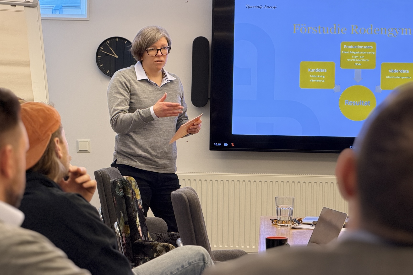 Kerstin Mundt-Petersen, affärsstrateg på Norrtälje Energi, förklarar fördelarna med Pip3 under premiärvisningen i februari..