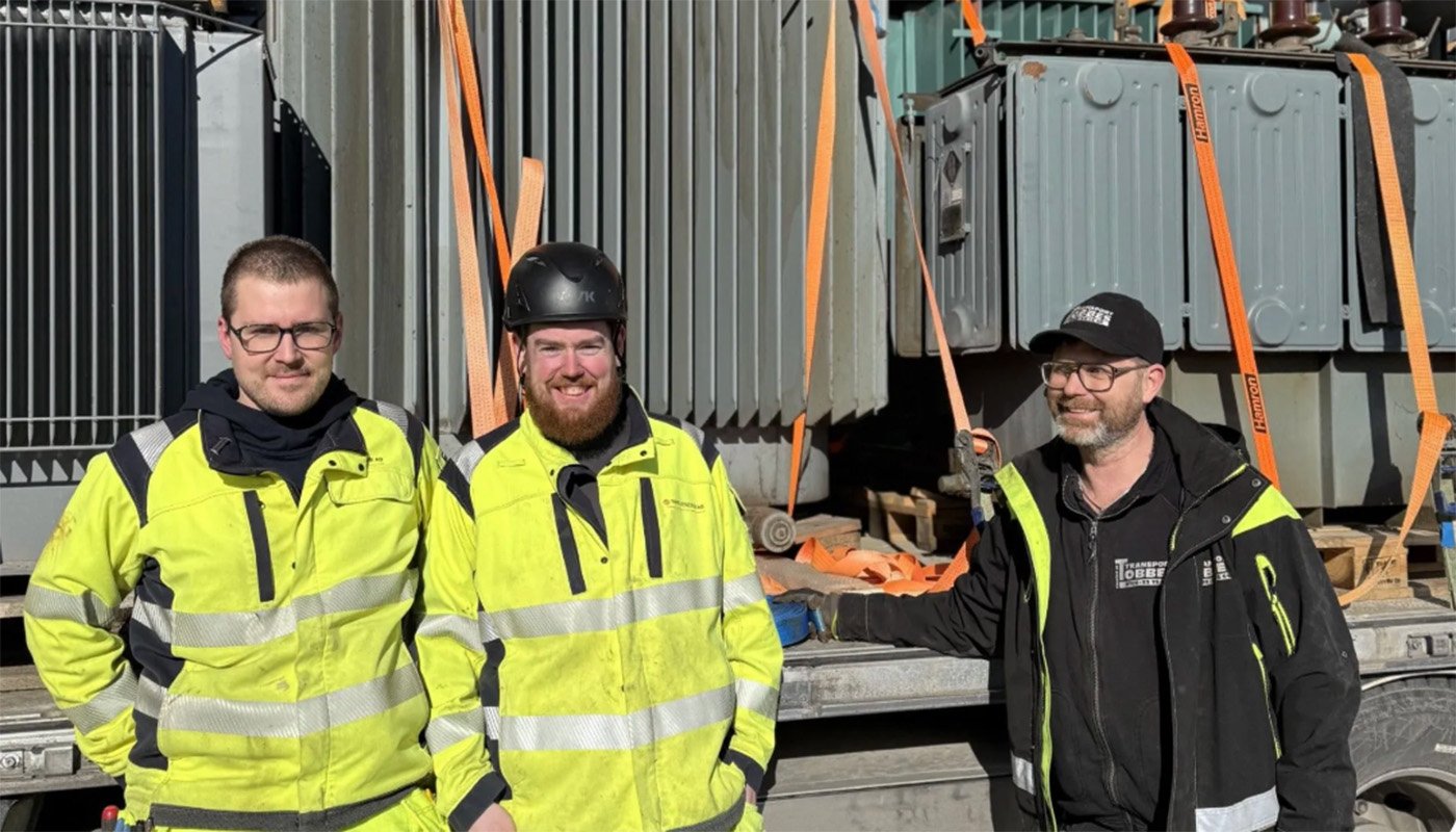 Ett g&auml;ng medarbetare p&aring; Tibro Energi med utrustning som ska till Ukraina. Foto: Tibro Energi.