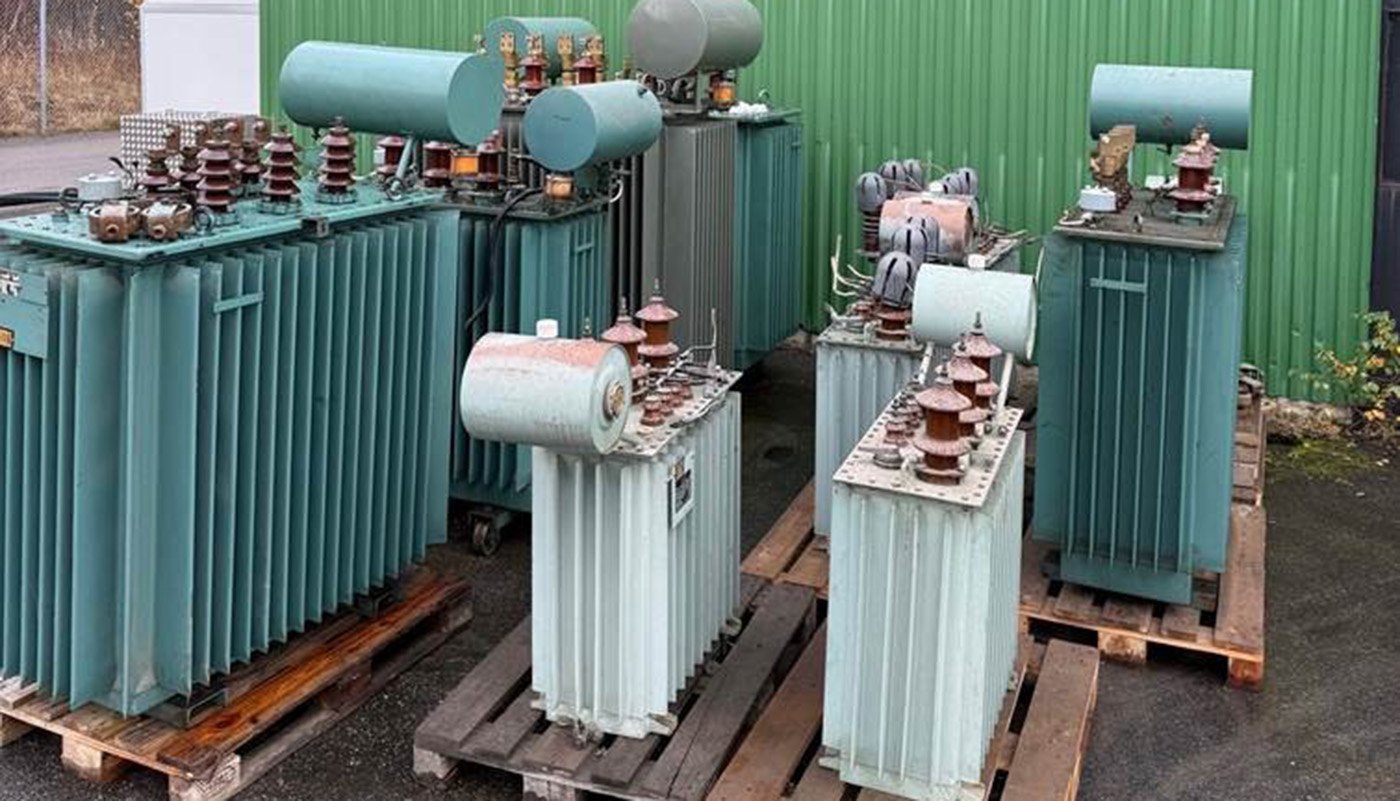 N&aring;gra av de distributionstransformatorer som Ljungby Energi har sk&auml;nkt. Foto: Ljungby Energi.