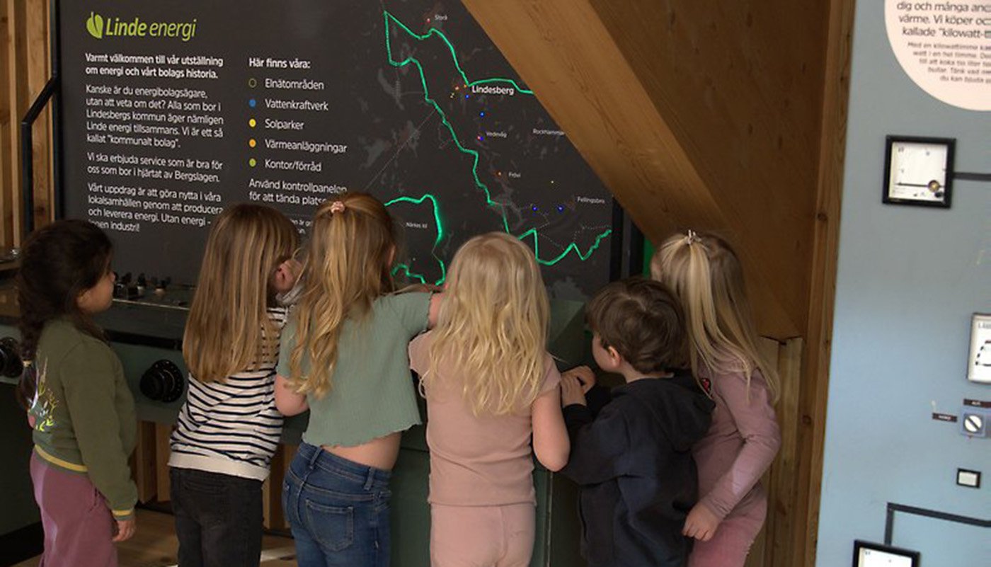 M&aring;nga nyfikna barn p&aring; Linde energis utst&auml;llning i Lindesberg. Foto: Lindeberg 