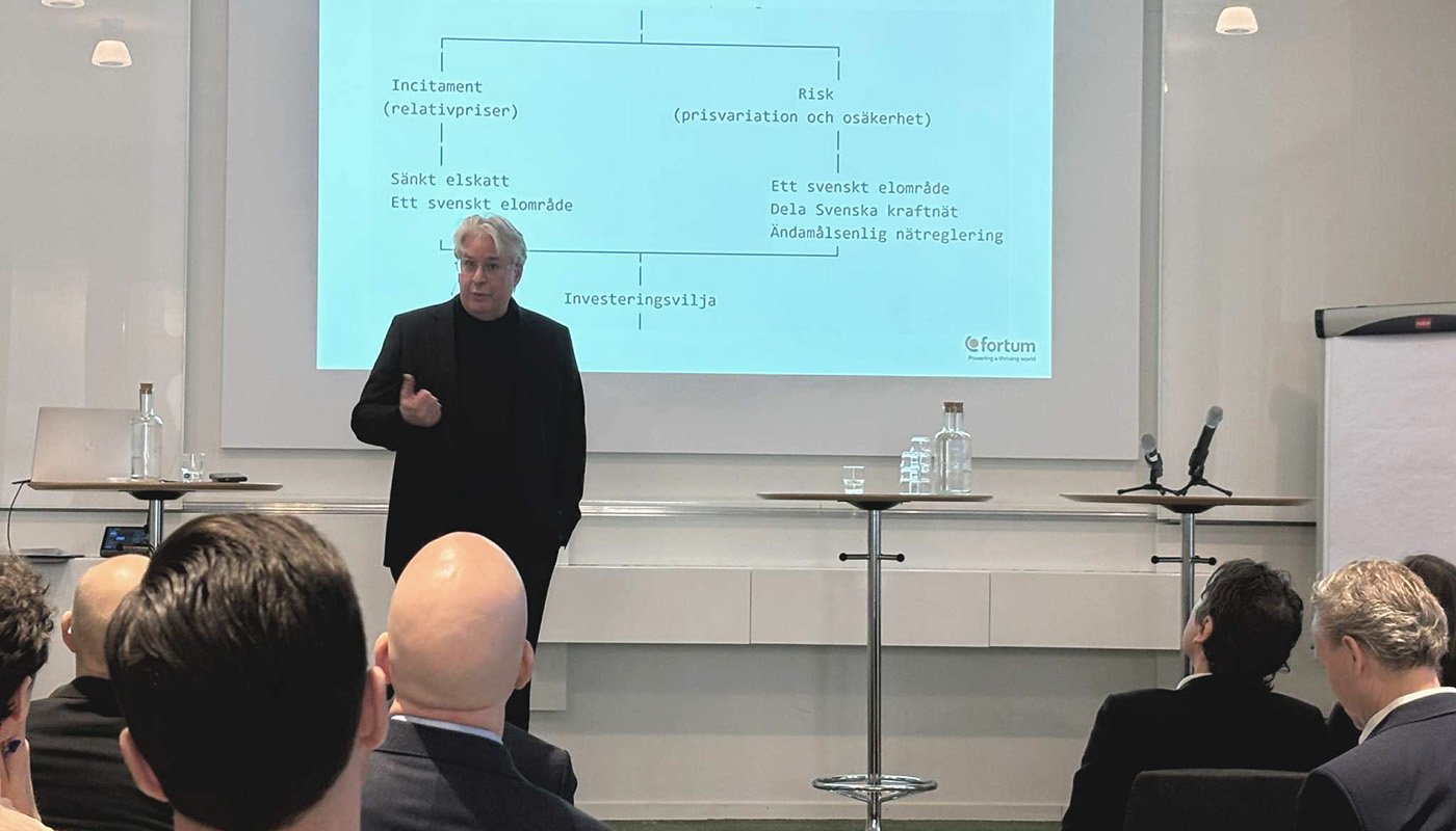 Mats Nilsson, forskare p&aring; S&ouml;dert&ouml;rns h&ouml;gskola, f&ouml;rklarar vad som kr&auml;vs f&ouml;r att f&aring; fart p&aring; elektrifieringen under Fortums seminarium.