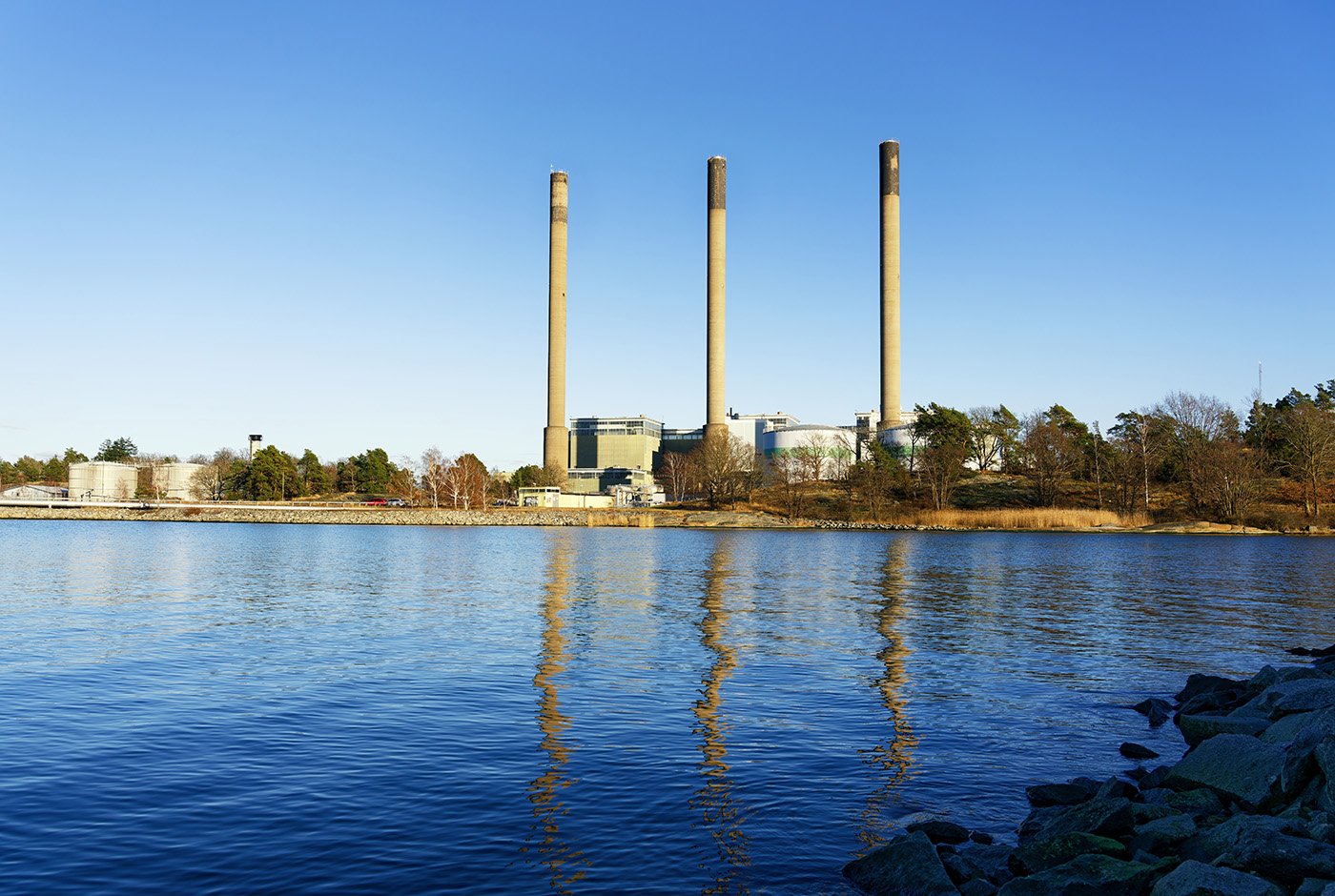 Karlshamnsverket med sina tre karakt&auml;ristiska skorstenar. Foto: Shutterstock.