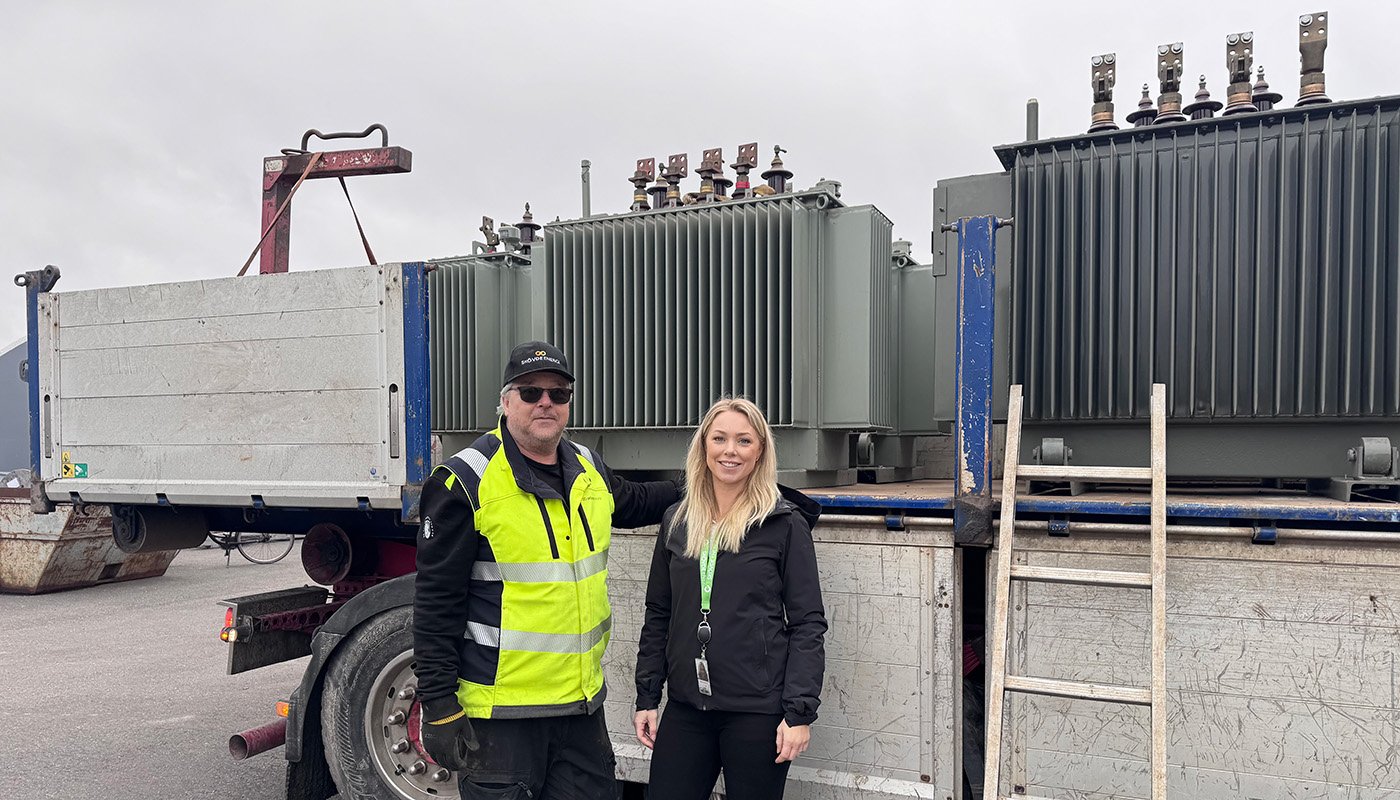 Erik Bustad och Frida Johansson jobbar med transporterna till Ukraina. Foto: Sk&ouml;vde Energi.