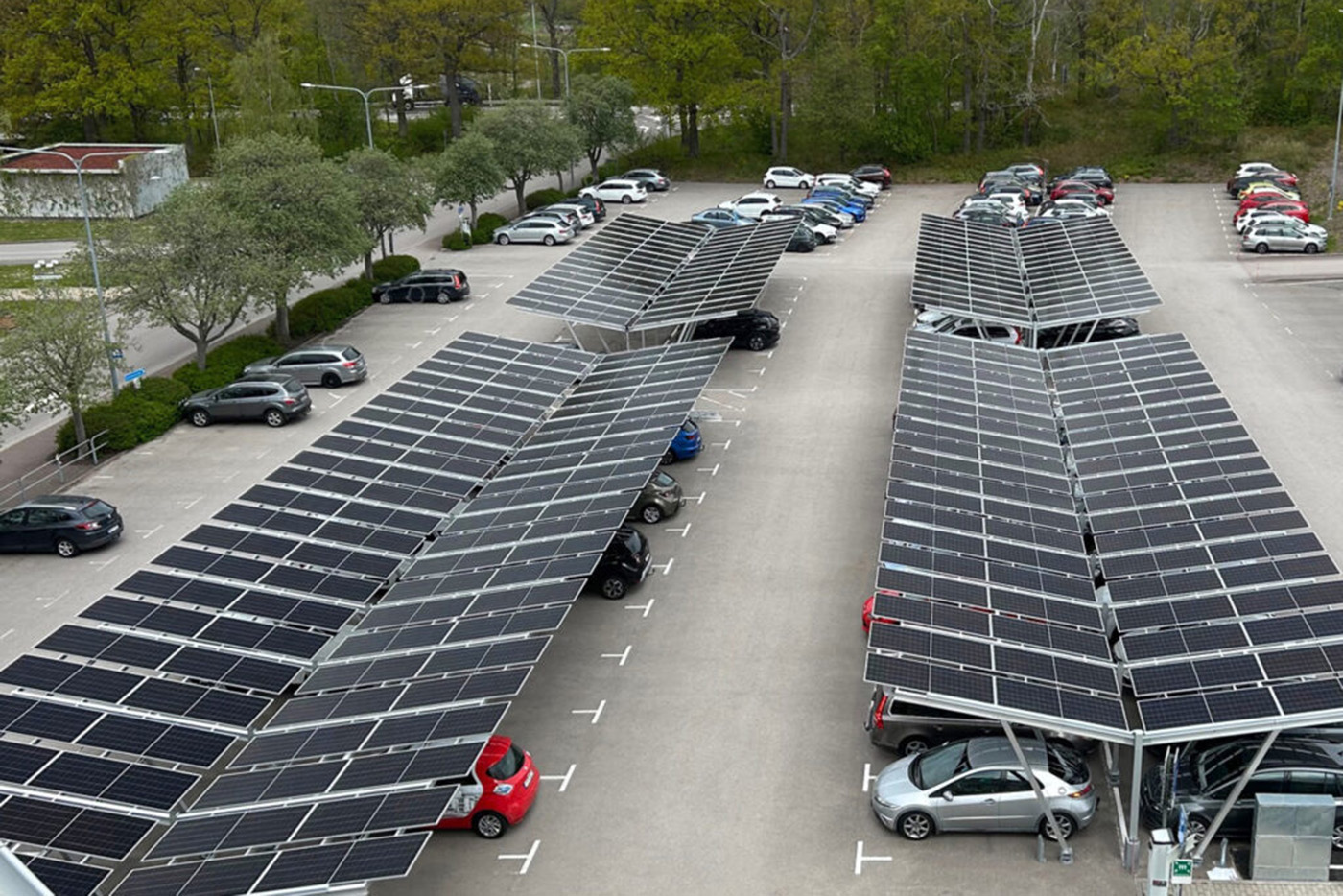Solcellsparkeringen vid Oskarshamns sjukhus. Foto: Svensk solenergi.