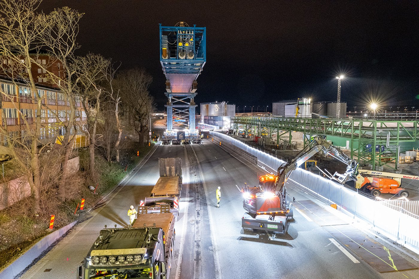 R&ouml;ret p&aring; v&auml;g till sin r&auml;tta plats. Installationen genomf&ouml;rdes med en s&aring; kallad SPMT, en sj&auml;lvg&aring;ende modul&auml;r transport&ouml;r f&ouml;r extremt tunga eller skrymmande laster.