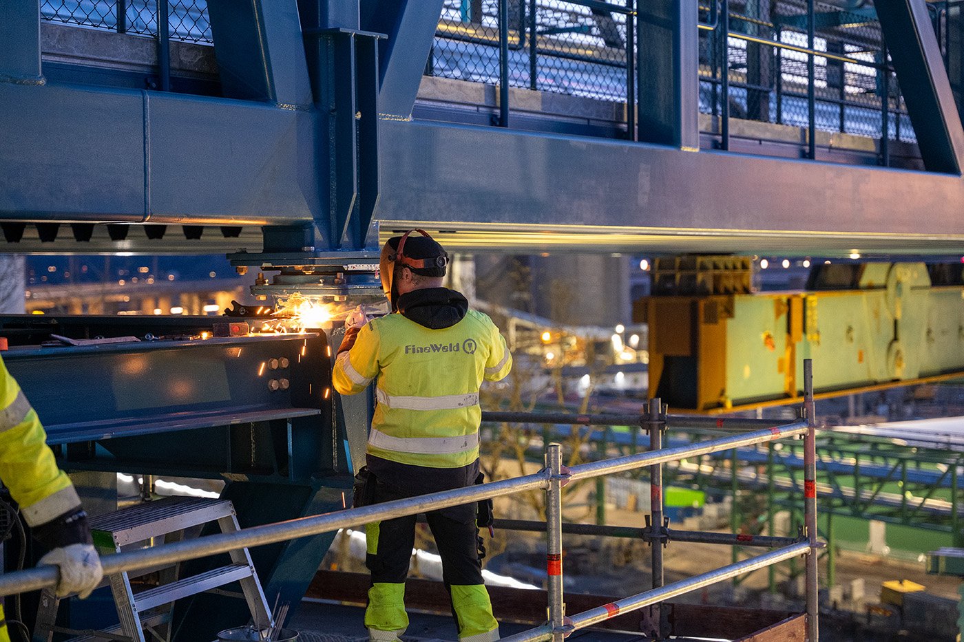 Svetsarbete f&ouml;r att f&auml;sta r&ouml;ranl&auml;ggningen p&aring; plats.