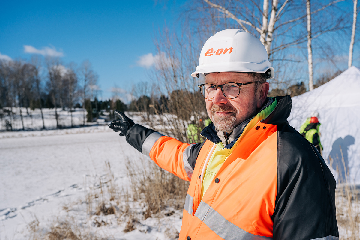 Per Sundqvist på Eon pekar ut elnätet som ska inspekteras i demonstrationsflygningen.