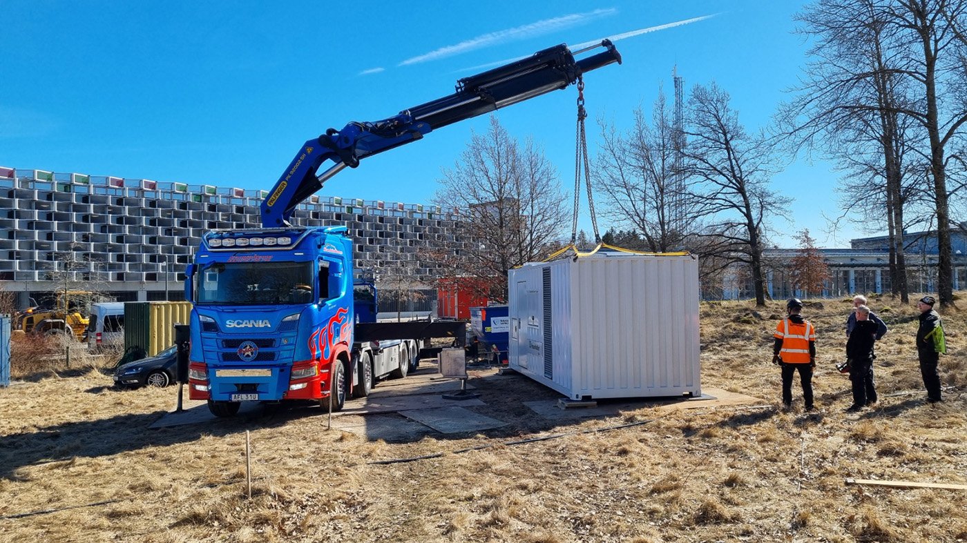 Under april har Hydroc använt kraftigare utrustning från tyska Fraunhofer för att kunna skapa fler spricksystem. Här lyfts containern med den nya pumpen på plats. Foto: Hydroc.