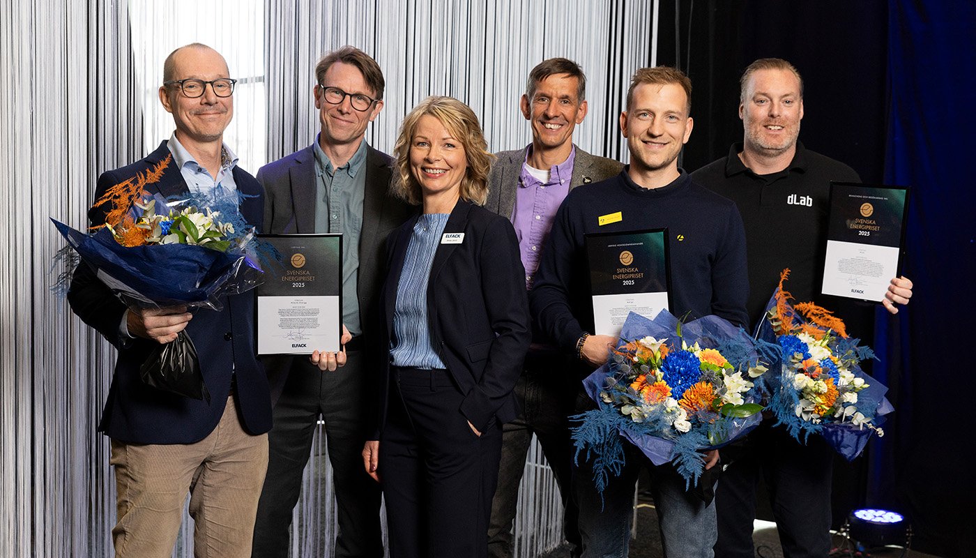 Vinnarna av årets energipris: Hitachi Energy, dLab och Amiga med Anna Jarnö, affärsansvarig för Elfack, i mitten.
