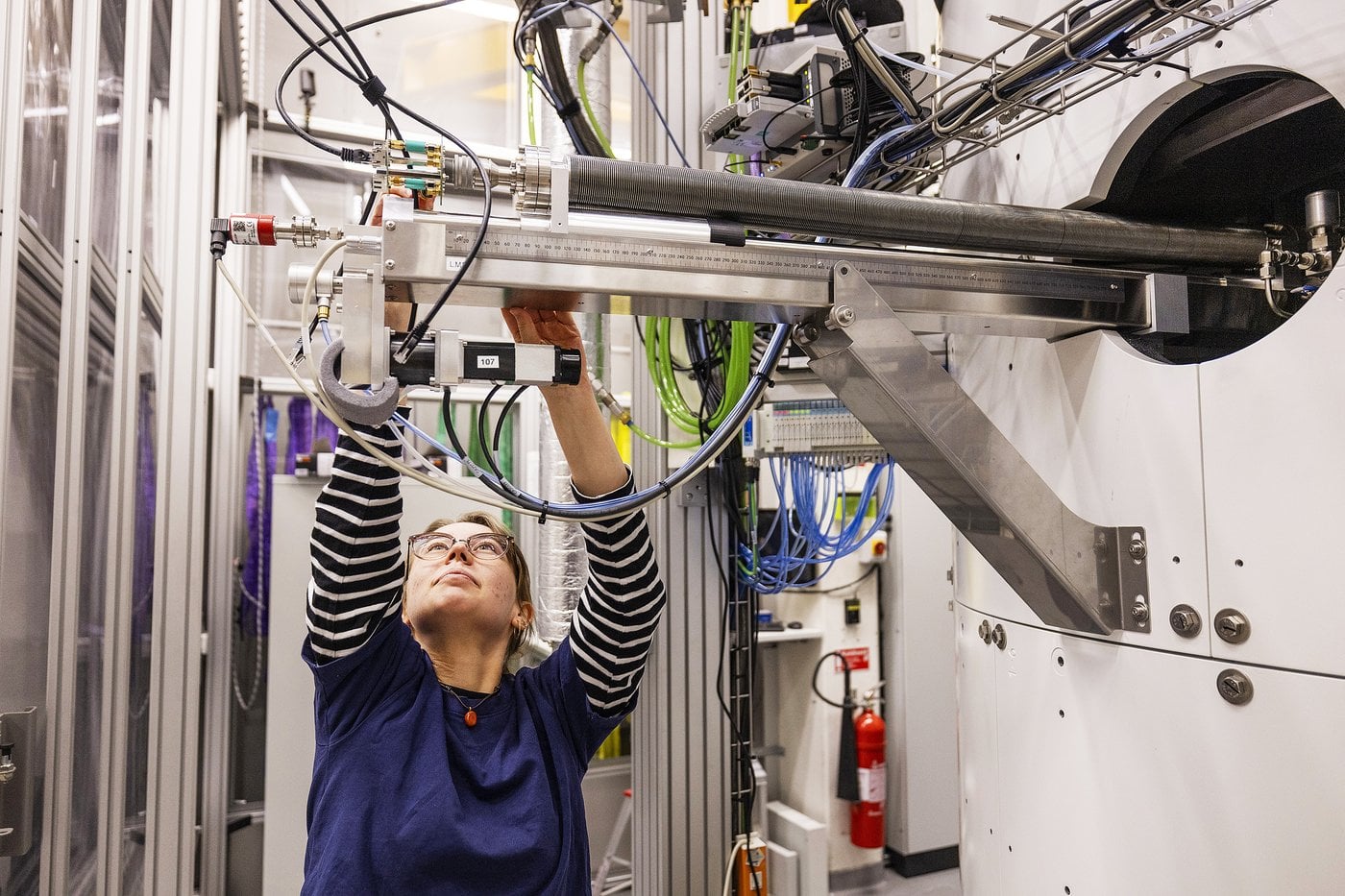 Elina Hollsten gör anläggningen redo för nya tester. Hittills har Novatron gjort 3 000 tester med maskinen.