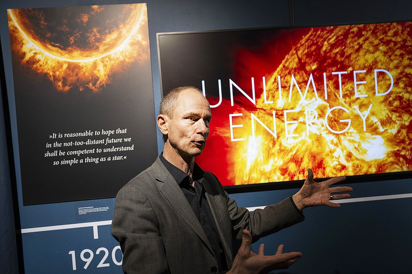 Peter Roos visar företagets utställning om fusionskraftens historia, där KTH spelat en framträdande roll.