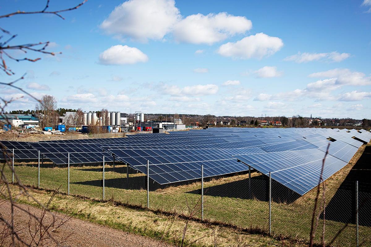 Solparken, med en effekt på 7,5 MW, täcker cirka 100 000 kvadratmeter, eller motsvarande 14 fotbollsplaner. Nu ska överskottet användas till vätgas.