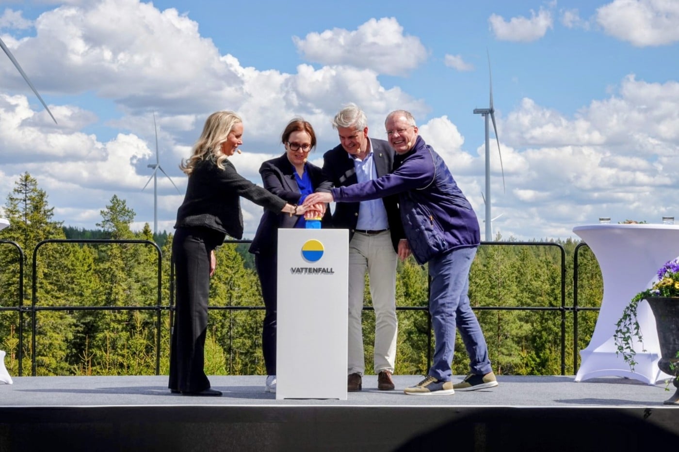 Fr&aring;n v&auml;nster, Ulrika Ritz&eacute;n chef f&ouml;r landbaserad vind p&aring; Vattenfall, Anna Borg vd p&aring; Vattenfall, Markus Kyllenbeck, kommunstyrelsens ordf&ouml;rande i Eksj&ouml; och Martin Lundstedt, vd f&ouml;r Volvo.  