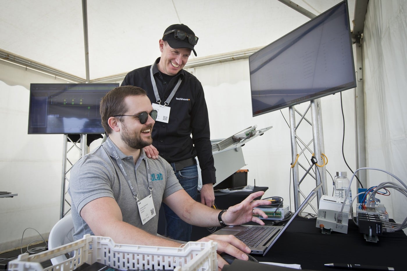 Andreas Kotorman och Simon Oest fr&aring;n Techinova visar f&ouml;retagets &ouml;vervakningssystem.
