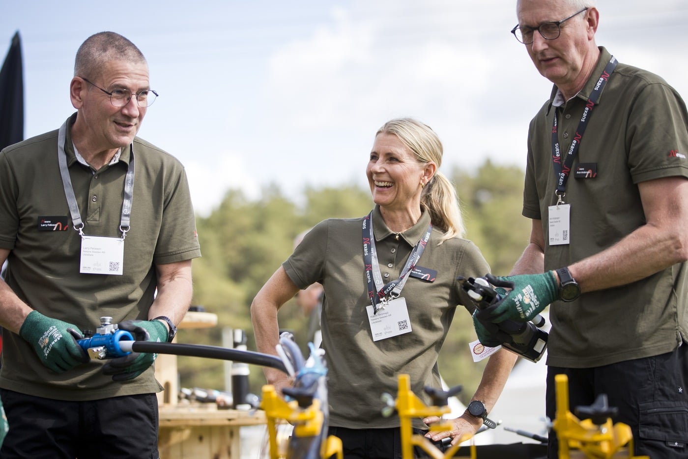 Nexans personal visar upp den senaste kabeltekniken. Fr v: Larry Felixsson, Katrin Str&ouml;msj&ouml; och Aron Andersson.