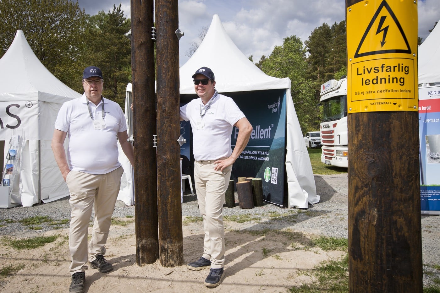 Michael L&ouml;fberg och Henrik Swartling fr&aring;n Rundvirke Poles visar upp sin nya "dubbelstolpe".