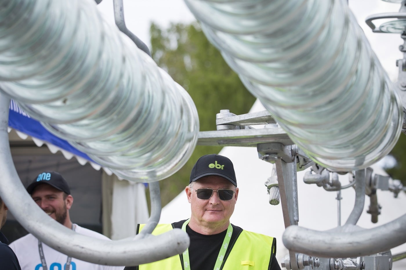 Jan Lantto fr&aring;n Eon Energidistribution visar hur en 400-kilovoltsledning ser ut i detaljerna. 