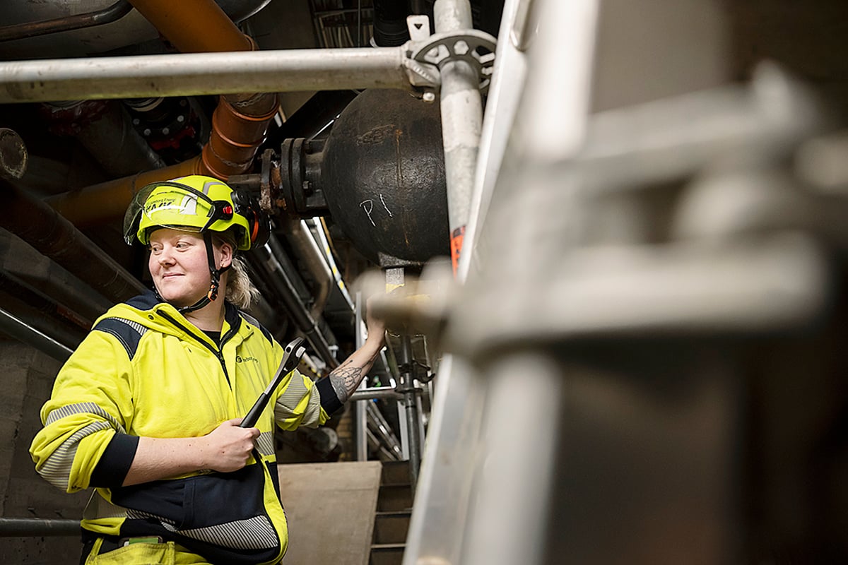 H&auml;r kontrolleras muttrarna inf&ouml;r en kommande reparationsjobb.