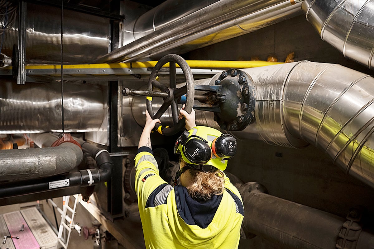 Med hj&auml;lp av ventilratten st&auml;ngs fl&ouml;det av hetvattnet i fj&auml;rrv&auml;rmer&ouml;ren av.