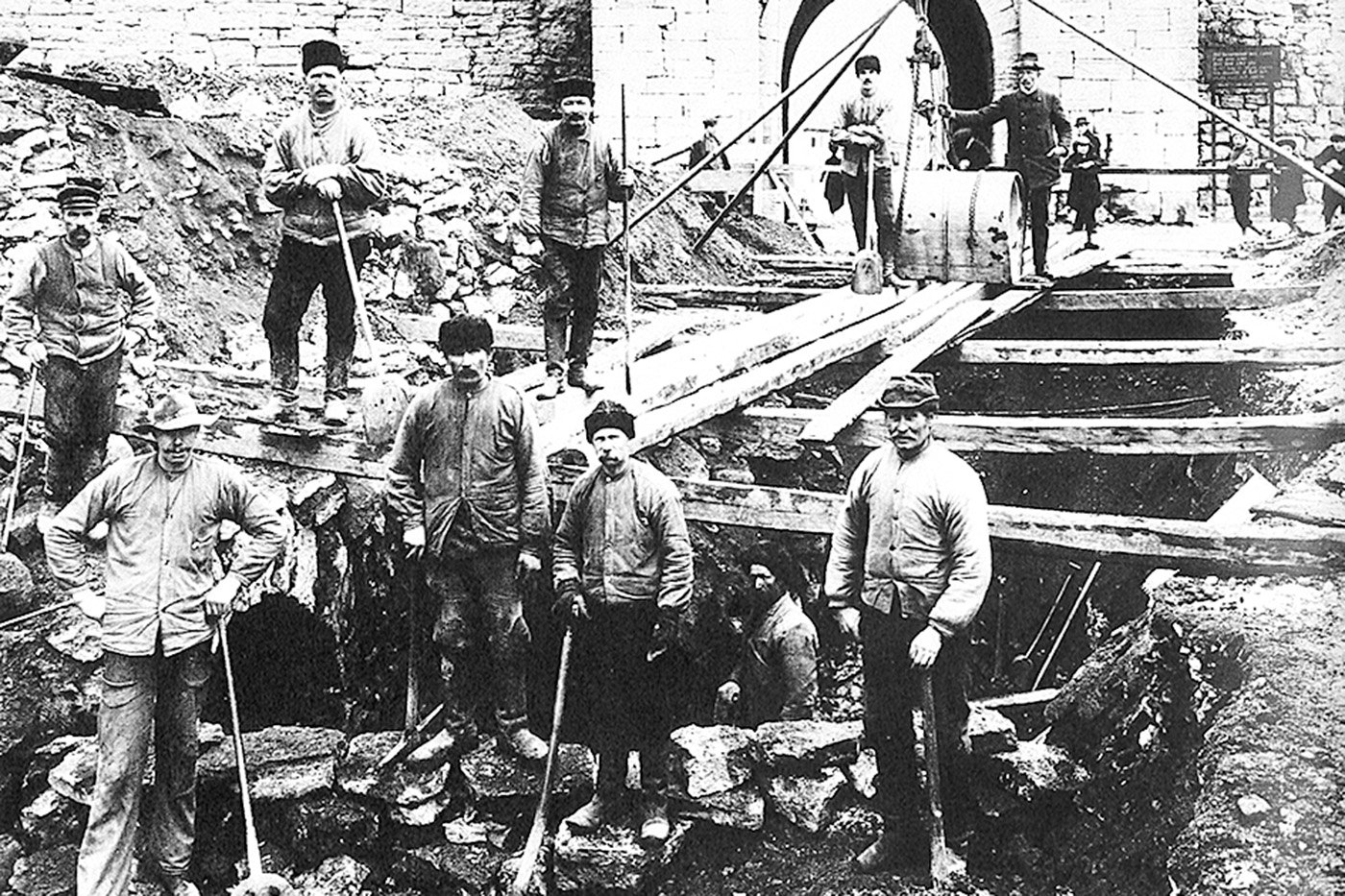 1925 drogs de första vattenledningarna genom Söderport. Bild: Gotlands museum.