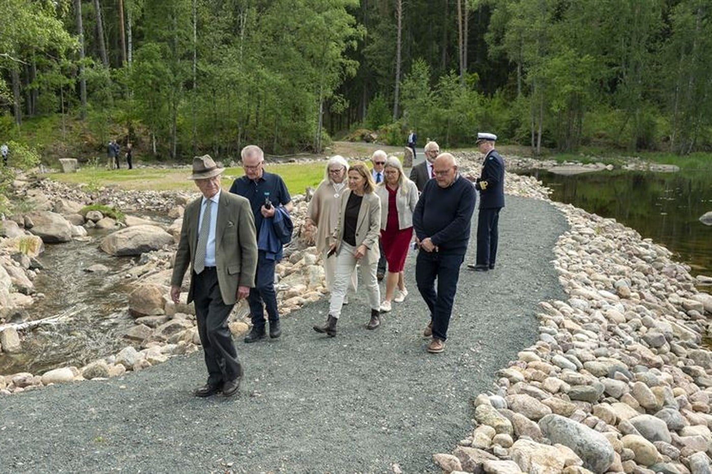 Kungen inspekterar de nya vattenv&auml;garna i Tran&aring;s. Foto: Tran&aring;s Energi.