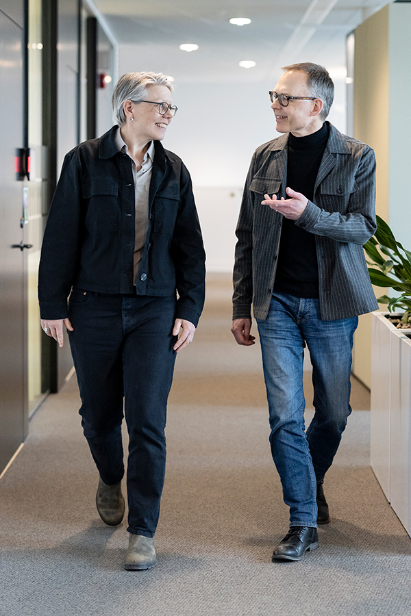 Infrastrukturstrategen Karin Hammarlund i samspråk med projektledaren Markus Paulsson. 