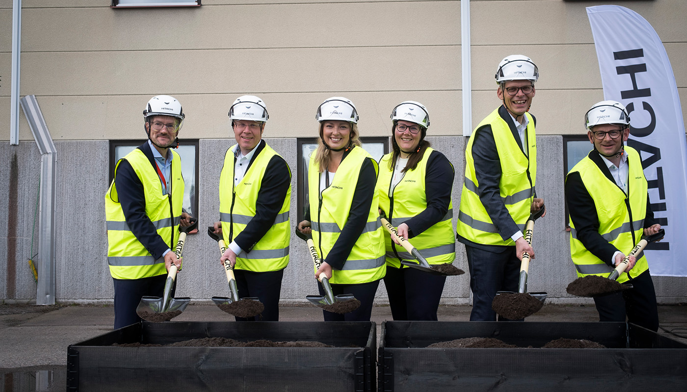 Första spadtaget för den nya produktionsanläggningen i Ludvika med bland andra vd:n Tobias Hansson, tvåa från vänster. Foto: Hitachi Energy.