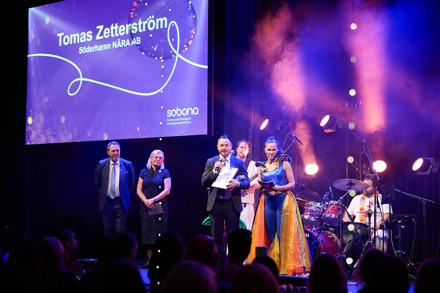Tomas Zetterström tar emot priset för årets samhällsbärare inom ledarskap på Sobonas event i maj. Foto: Sobona.