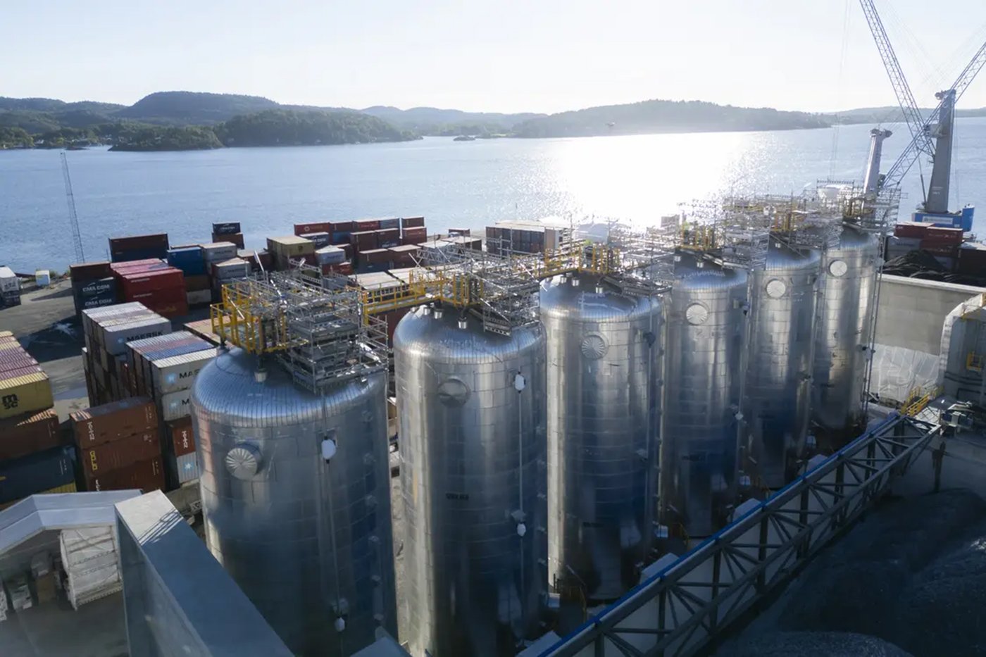 De sex koldioxidtankarna vid cementfabriken i Brevik. Foto: Heidelberg Materials.