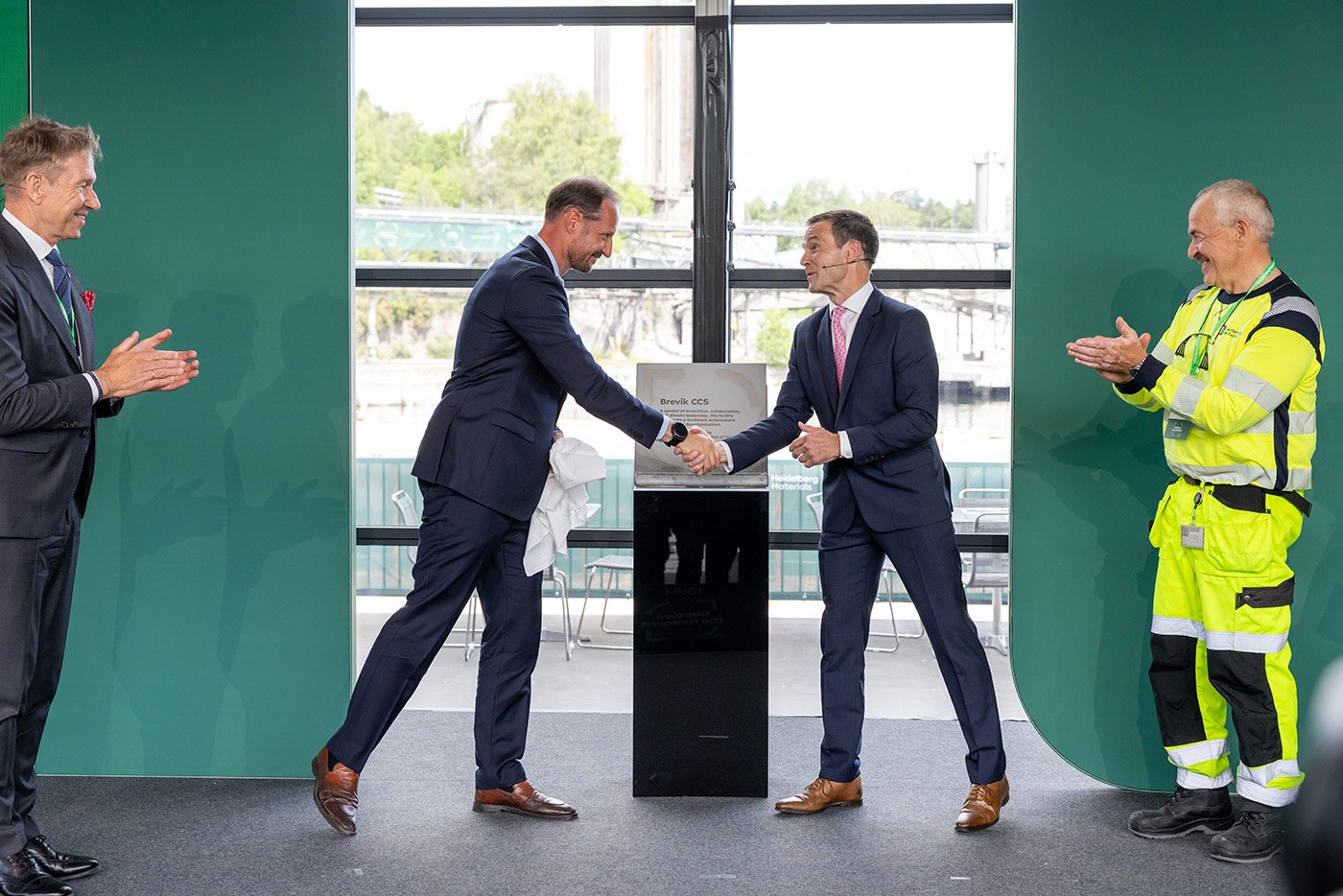 HM Kronprins Haakon invigde Brevik CCS tillsammans med Heidelberg Materials vd Dr Dominik von Achten. Foto: Heidelberg Materials.