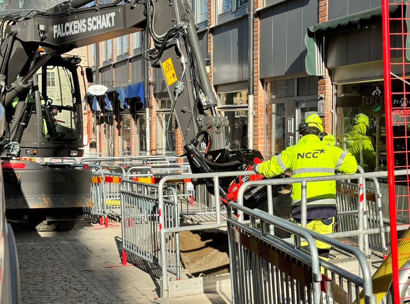 I samband med den stora ombyggnationen av Fisktorget i centrala Örebro ville Eon ta tillfället i akt och byta ut till nya fräscha ledningar och öka kapaciteten.