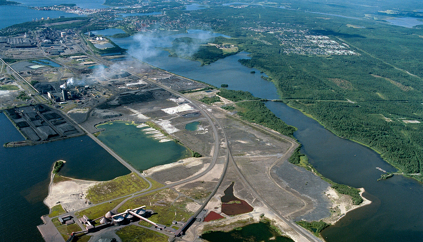 Luleå industripark från luften med Luleå centralort i fjärran. Till höger ligger det grönområde som är Hertsöfältet där industriområdet nu växer med nya etableringar. Foto: Luleå Hamn.